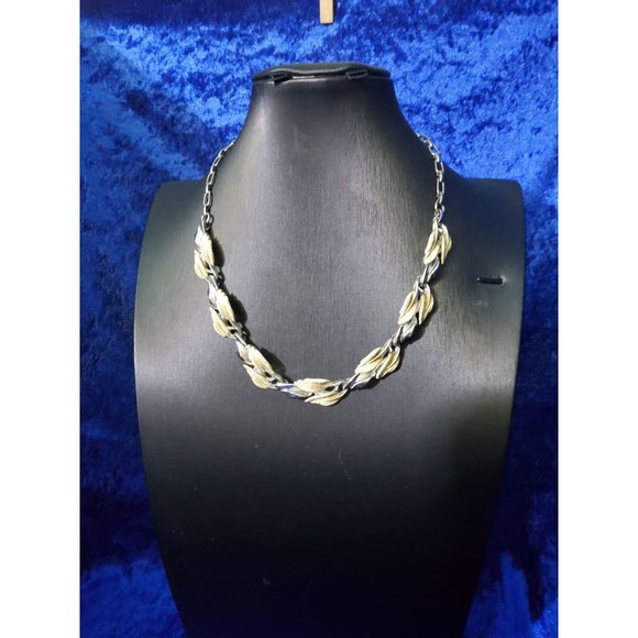 Vintage Mid Century Silver Tone and Enamel 3 Leaf Cluster Choker Necklace adjust - Picture 5 of 5